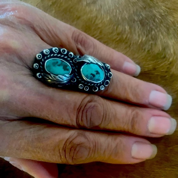 VINTAGE NATIVE AMERICAN STERLING SILVER TURQUOISE RING. - Picture 2 of 4